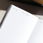 Caderno de couro sintético com elástico horizontal, folhas A5 pautadas