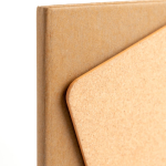 Caderno com capa tipo cortiça e fecho magnético, folhas A5 lisas