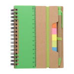 Caderno com várias notas adesivas, régua e caneta, folhas A6 pautadas cor verde-claro primeira vista