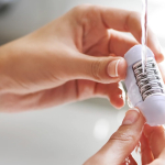 Depiladora e miniaparador em estojo de cetim, marca Philips cor branco oitava vista
