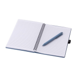 Caderno e caneta de palha de trigo a condizer, folhas A5 pautadas cor azul quarta vista