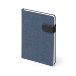 Agenda RPET com fecho magnético em tamanho A5 cor azul acinzentado primeira vista de uso