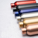 Garrafa térmica de aço inoxidável com acabamento brilhante 550 ml cor rosa ouro vista detalhe 2