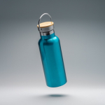 Garrafa de aço inoxidável com tampa de bambu e pega dobrável 500 ml cor preto vista detalhe 3