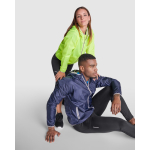 Corta-vento capuz bolso trás dobrável 60 g/m2 Roly Direct Angelo cor azul real terceira vista de uso