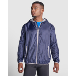 Corta-vento capuz bolso trás dobrável 60 g/m2 Roly Direct Angelo cor azul real quarta vista de uso