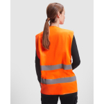 Colete de alta visibilidade com faixas refletoras e fecho de velcro Roly Sirio cor cor-de-laranja fluorescente quarta vista de uso