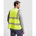 Colete de alta visibilidade com bolso e fecho de correr de poliéster Roly Polux cor amarelo fluorescente quarta vista de uso
