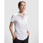 Camisa de trabalho para hotelaria, manga curta de poliéster 130 g/m2 Roly Sofia cor branco quarta vista de uso