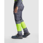 Calças de trabalho de alta visibilidade inverno 240 g/m2 Roly Soan cor cinzento topo quinta vista de uso