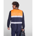 Colete de trabalho, alta visibilidade, multibolsos 200 g/m2 Roly Beta cor cor-de-laranja fluorescente segunda vista de uso