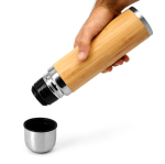 Garrafa térmica de aço, revestimento de bambu e capacidade de 420 ml cor prateado vista detalhe 1
