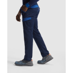 Calças compridas unissexo multibolsos contraste 250 g/m2 Roly Trooper cor azul real quinta vista de uso