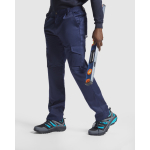 Calças de trabalho com bolsos de poliéster e algodão 245 g/m2 Roly Protect cor azul-marinho quinta vista de uso