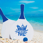 Set de tenis para praia com 2 raquetes de madeira e 1 bola cor vermelho vista detalhe 1