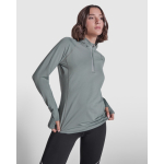 Camisola técnica ecológica para mulher 200 g/m2 Roly Direct Estambul cor verde oliva quarta vista de uso