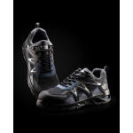 Sapatos de trabalho tipo desportivo com biqueira de fibra de vidro Roly cor azul-marinho quarta vista de uso