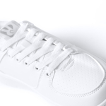 Sapatilhas estilo Vans com sola de borracha e gáspea microperfurada Roly Direct cor branco terceira vista de uso