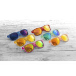 Óculos de sol com design em cores translúcidas e lentes espelhadas cor amarelo sexta vista