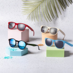 Óculos de sol de fibra de bambu com lentes pretas de proteção UV400 vista de ambiente