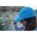 Boné de algodão reciclado de 6 painéis e rastreador AWARE™ 280 g/m2 cor azul-claro vista de ambiente 3