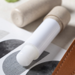 Bálsamo labial com aroma a baunilha e FPS 15 para personalizar cor natural