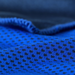 Toalha desportiva de material refrigerante e proteção UV50 90 x 30 cm cor azul primeira vista
