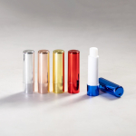 Bálsamo labial em batom em estojo de cores metalizadas segunda vista