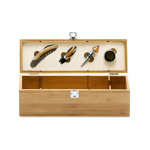 Conjunto de vinho apresentado em elegante caixa de bambu e metal cor natural primeira vista