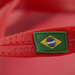 Havaianas com logo e bandeira do Brasil Brasileiras cor vermelho quarta vista