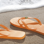 Havaianas com logo e bandeira do Brasil Brasileiras cor cor-de-laranja primeira vista