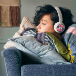 Auriculares Sony WH-CH520 elegantes com ligação sem fios cor branco vista retrato