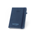 Agenda B5 com capa em pele sintética resistente à água e fecho elástico cor azul imagem com logo