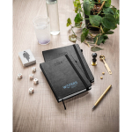 Agenda em couro sintético com suporte para caneta e planeamento semanal B5 vista conjunto