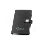 Agenda A5 em PU reciclado com fecho magnético e placa metálica cor preto imagem com logo