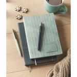 Caderno de capa suave de couro sintético baço, folhas A5 pautadas cor verde menta vista conjunto