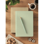 Caderno feito de cana-de-açúcar com capa dura, folhas A5 pautadas cor verde menta vista conjunto