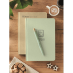 Caderno feito de cana-de-açúcar com capa dura, folhas A5 pautadas cor verde menta vista conjunto principal