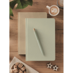 Caderno feito de cana-de-açúcar com capa dura, folhas A5 pautadas cor verde menta segunda vista conjunto principal