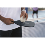 Conjunto de pickleball com 2 raquetas e 1 bola em saco de rede cor azul-marinho vista conjunto principal