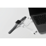 Porta-chaves com vários cabos de carga com diferentes saídas cor branco vista fotografia