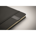 Caderno preto de capa dura e pen USB incluída, folhas A5 pautadas cor preto vista fotografia terceira vista