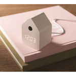 Relógio de mesa pequeno com alarme em forma de casota de pássaro cor branco vista conjunto