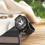 Smartwatch sem fios à prova de água com pulseira de silicone cor preto vista conjunto