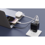 Carregador rápido GaN ecológico com cabo retrátil de 80cm 65W cor preto vista de ambiente