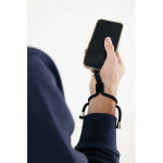 Fita ajustável de pulso para telemóvel em RPET com gancho seguro cor preto vista com modelo