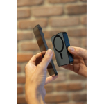 Powerbank de bolso em ABS reciclado com indicador de carga 10.000 mAh cor preto vista de ambiente