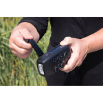 Rádio de emergência multifunções em ABS reciclado e manivela 1.800 mAh cor preto vista de ambiente