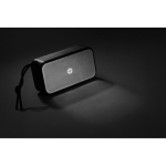 Altifalante BT 5.3 em alumínio com graves potentes 10W Swiss Peak cor cinzento vista de ambiente