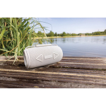 Altifalante BT 5.3 em plástico reciclado com resistência IPX4 16W cor cinzento vista de ambiente